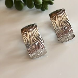 Vintage Lisner Wood Grained Clip On Earrings.